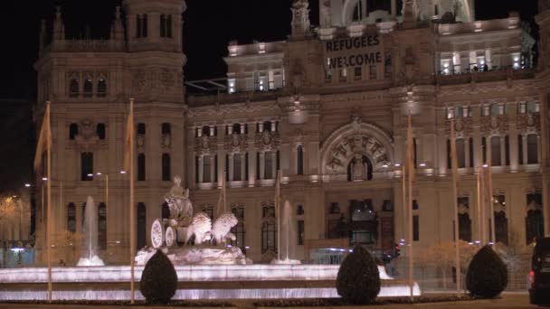 Cybele Palace with fountain. Landmark of Madrid at night, Spain — Stock Video