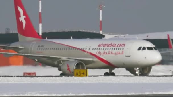소련의 셰레 메 티에보 공항에서 시험중인 에어 아라비아 항공기. 겨울 경치 — 비디오