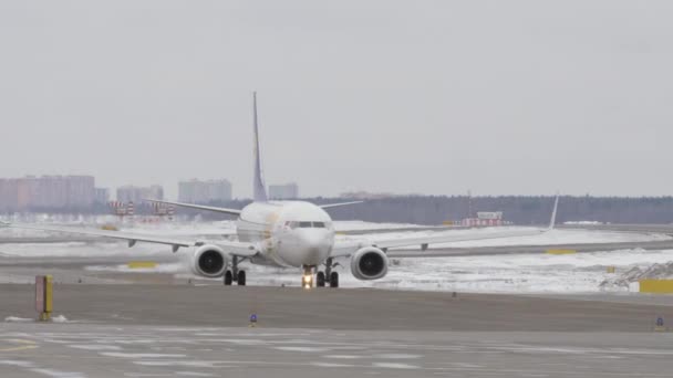 蒙古航空公司波音737-800在跑道上滑行，冬季景色 — 图库视频影像