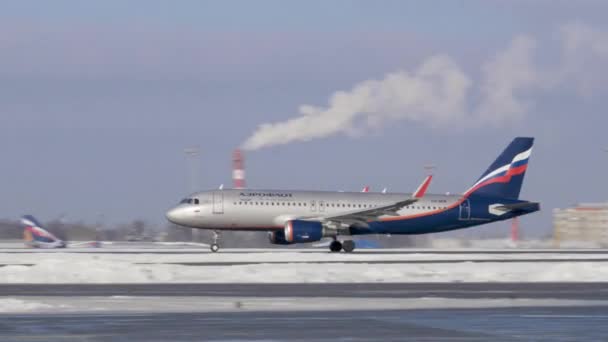 Airliner Airbus A320 z Aeroflot startu, widok zimowy — Wideo stockowe