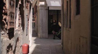 Venedik, İtalya'da insanlar ve mağazalarla alleyways
