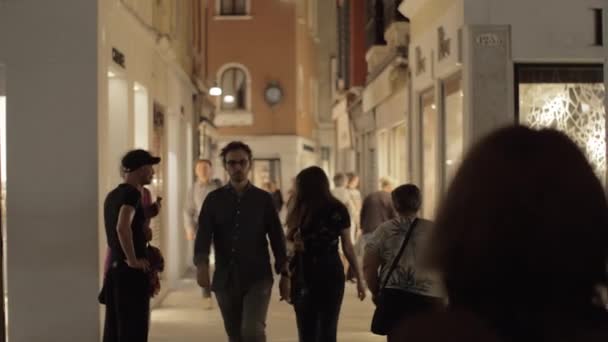 Calle llena de gente con las tiendas en la noche Venecia, Italia — Vídeo de stock