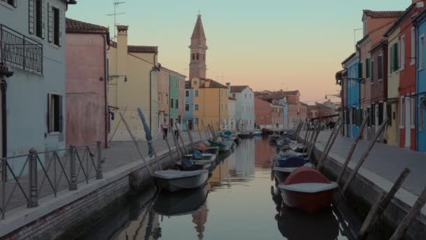 Abendliche Szene der Insel Burano in Italien — Stockvideo