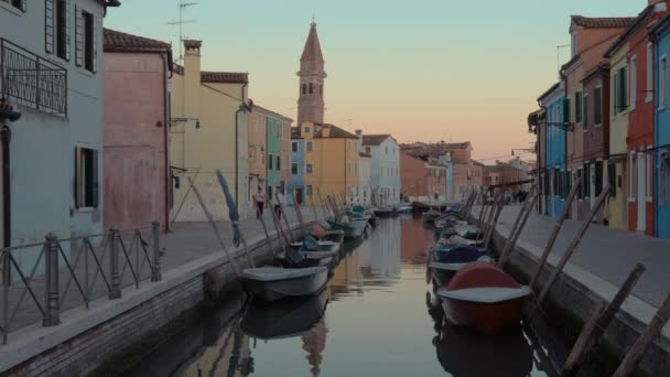 Avond scène van Burano-eiland in Italië — Stockvideo