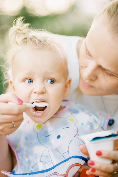 Utfodring en bebis flicka — Stockfoto