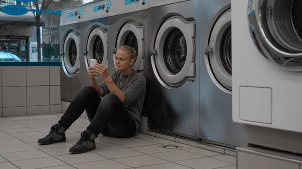 Sitting while washing — Stock Photo, Image