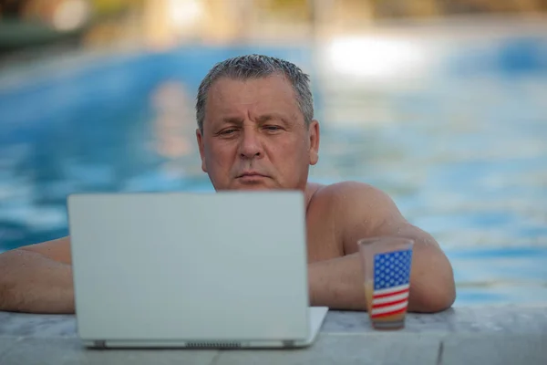 Obtenir des nouvelles dans une piscine — Photo