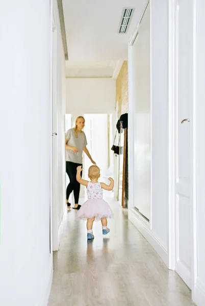First steps of a little girl — Stock Photo, Image