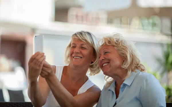 Mammor gör en selfie — Stockfoto