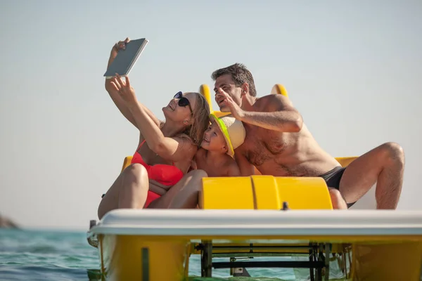 Čeleď selfie u moře — Stock fotografie