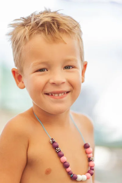 Un niño sonriente — Foto de Stock