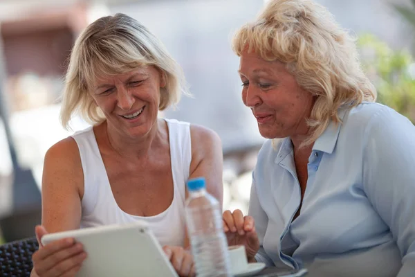 Een videosessie met kleinkinderen — Stockfoto