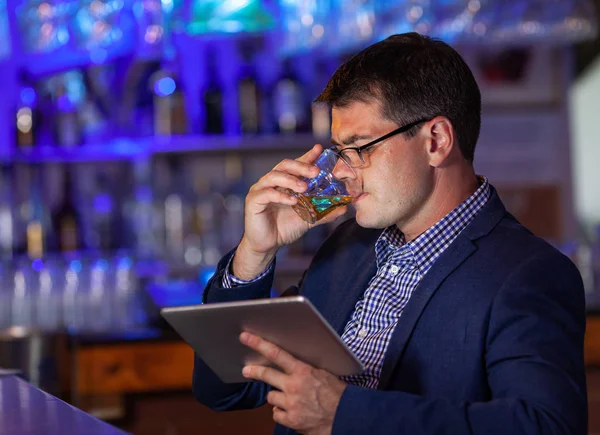 Kväll lång drink — Stockfoto