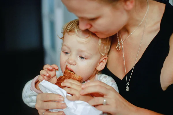 Nourrir un bébé avec des pâtisseries — Photo