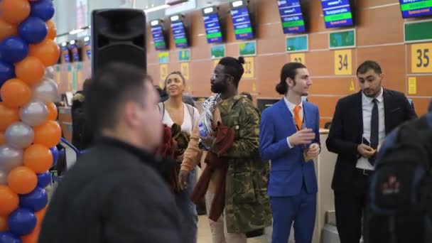 Buitenlandse passagiers in de terminal van de luchthaven Sheremetyevo, Moskou — Stockvideo