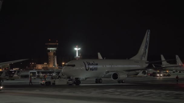 Aviones Utair retroceden en el aeropuerto de Vnukovo, Moscú — Vídeos de Stock