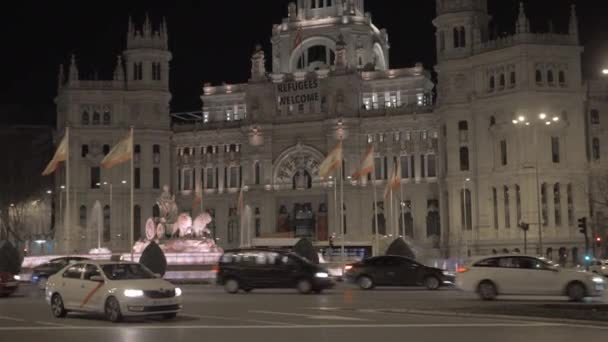 Cibeles Meydanı belediye binası ile gece Madrid, İspanya — Stok video