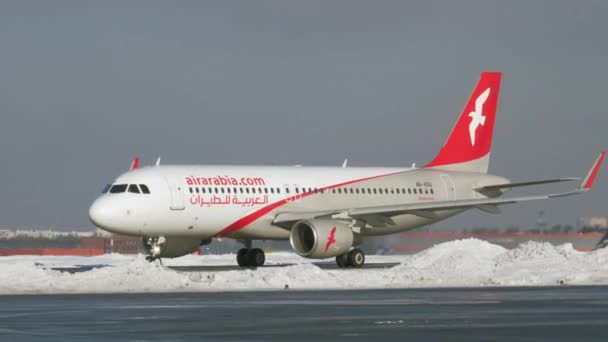 Airbus A320 av Air Arabia taxning i Moskva flygplats, vinter utsikt — Stockvideo