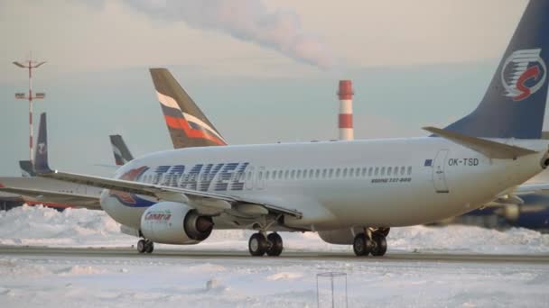 Aeronave de serviço de viagem taxiing no asfalto no aeroporto de Moscou, vista de inverno — Vídeo de Stock