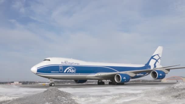 AirBridgeCargo avião taxiing — Vídeo de Stock