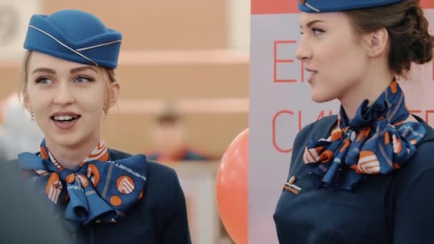 Personel lotniska Szeremietiewo. Młode kobiety w niebieskim mundurze — Wideo stockowe