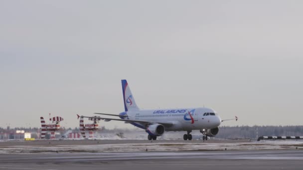Airbus A320 de las aerolíneas Ural en taxi en el aeropuerto de Moscú, Rusia — Vídeo de stock