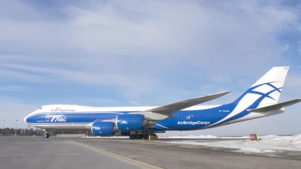 Frachtflugzeug Boeing 747-8F rollt von der Landebahn — Stockvideo
