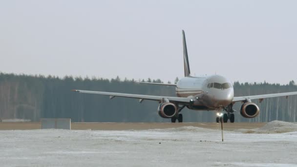 俄罗斯莫斯科机场俄罗斯国际航空公司苏霍伊超级喷气式飞机100滑行 — 图库视频影像