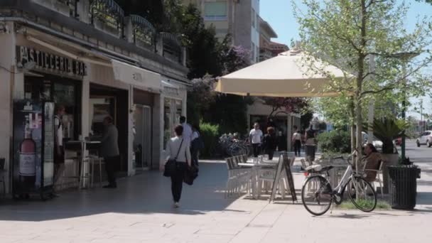 Rua com pessoas ambulantes e café ao ar livre na ilha de Lido, Itália — Vídeo de Stock