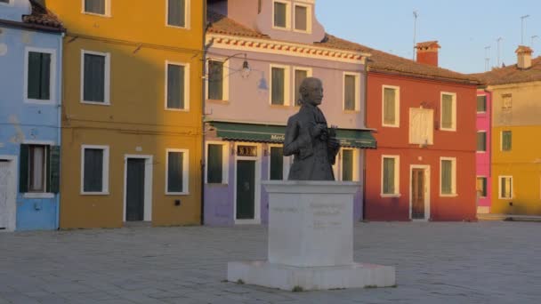 Памятник Бальдассару Галуппи на острове Бурано, Италия — стоковое видео