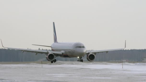 Airbus A321 Moskova havaalanı pistinde taksicilik yapıyor. — Stok video