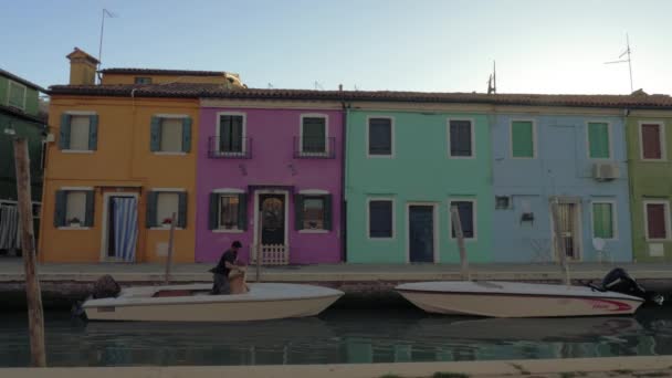 Burano vista a la isla con calle a lo largo del canal, Italia — Vídeo de stock