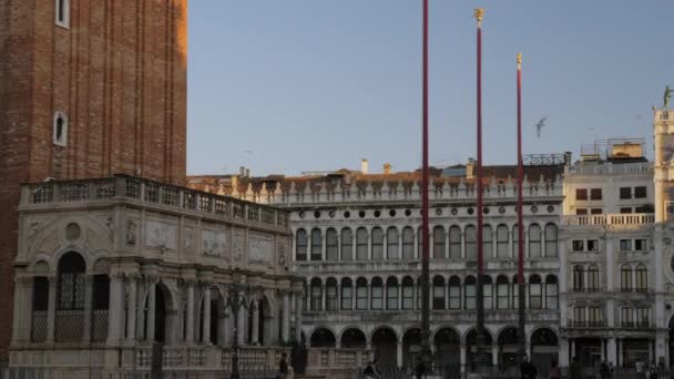 Morgen Blick auf den Markplatz mit wenigen Touristen. Venedig, Italien — Stockvideo