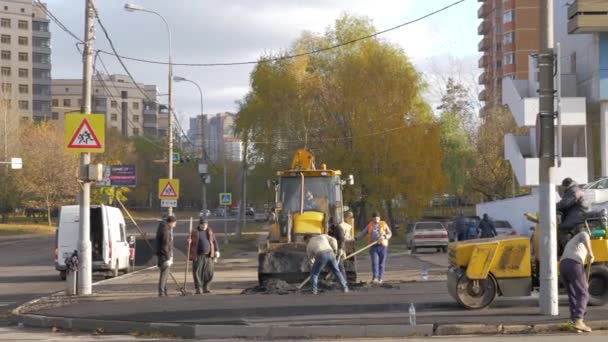 Het leggen van nieuw asfalt op de stoep in Moskou, Rusland — Stockvideo