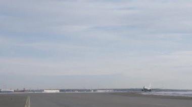 Aeroflot Boeing 737-800 kalkış ve yükseklik kazanıyor