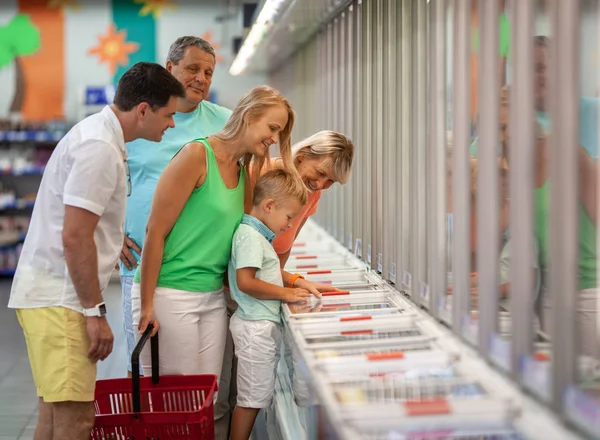 Una familia en una tienda — Foto de Stock