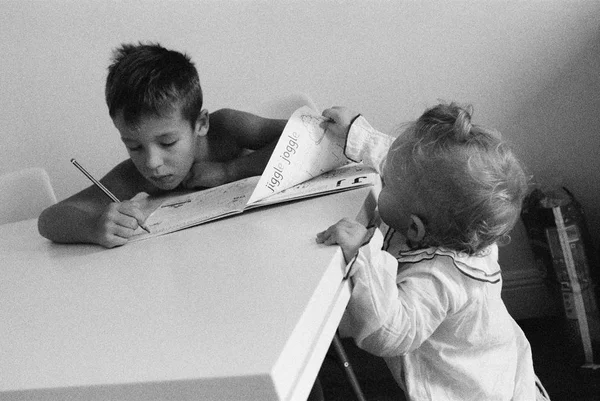 Nunca es demasiado pronto para estudiar. — Foto de Stock