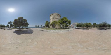360 Vr beyaz kuleyi insanlarla ağaçların altında rahatlatıcı. Thessaloniki