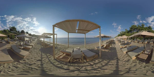 360 VR Mar y tumbonas vacías en la orilla. Vacaciones en Trikorfo Beach, Grecia —  Fotos de Stock