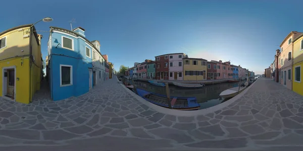 360 VR Quiet Burano street along the canal. View with traditional painted houses — Stock Photo, Image