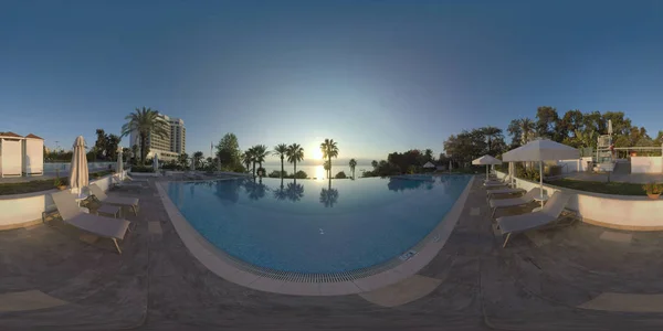 360 дней отдыха на морском побережье. Отель с бассейном и садом в Анталии, Турция — стоковое фото