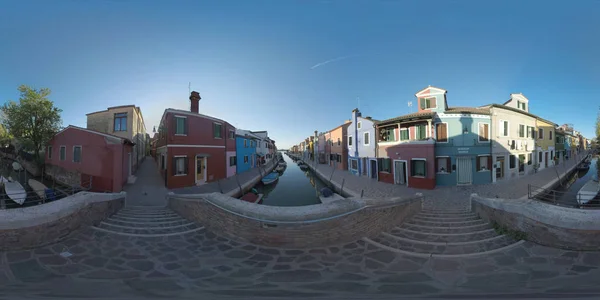 360 VR Townscape of Burano. Rustic scene with colored houses and boats in canal — Stock Photo, Image