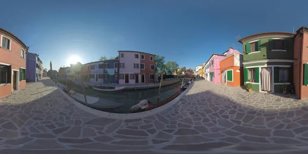 360 VR Traditional houses along canal and Leaning Bell Tower in Burano, Italy — Stock Photo, Image