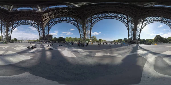 360 vr Blick unter dem Eiffelturm in Paris, Frankreich — Stockfoto