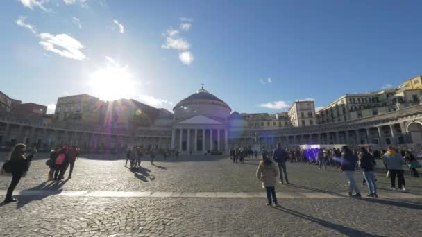 Toeristen op Piazza del Plebiscito in Napels, Italië — Stockvideo