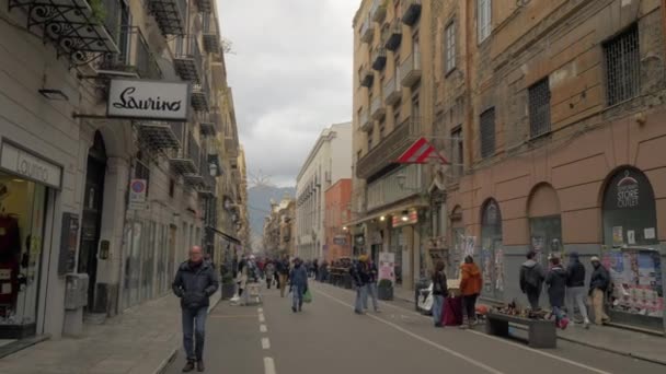 Levendige voetgangersstraat in Palermo, Italië — Stockvideo