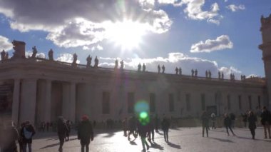 Vatikan Bazilikası ile St Peters Meydanı'nda İnsanlar, İtalya