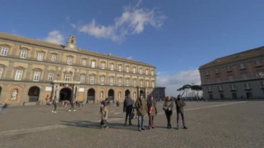 Napoli, İtalya'da Piazza del Plebiscito'yu ziyaret eden kişiler