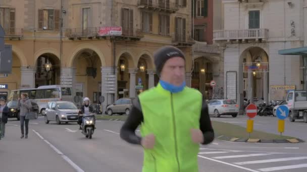 Savona vue sur la rue avec la circulation routière, Italie — Video