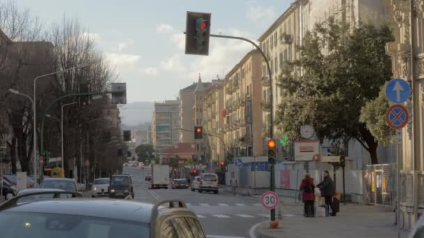 Trafic de voitures et de personnes dans la rue de Savona, Italie — Video